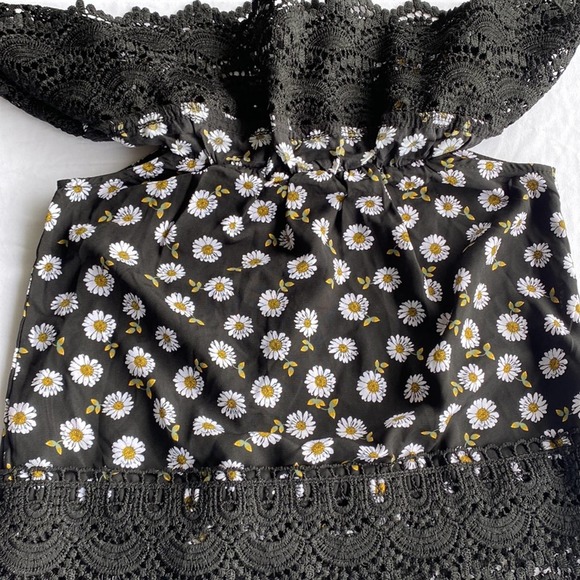 Off the Shoulder Black Flowy Daisy Top with Lace Detail - M - Picture 7 of 7